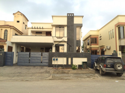 House Available On Arbab Karam Khan Road