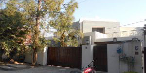 2000 Sq. Yard Fully Secured Neat Clean Front And Back Maintained Loan