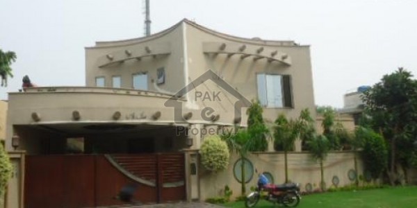 3 bedrooms house Located near masjid and commercial  Rent 40000