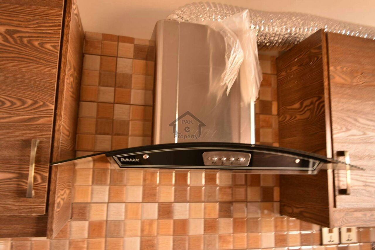 G_11/2 prime location furnish room attach bath car park only male