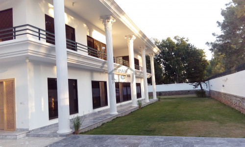 4 Kanal Beautiful Outclass House Available in Margalla Road