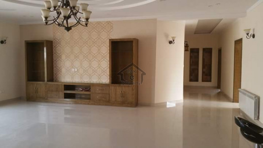4 Kanal Beautiful Outclass House Available in Margalla Road