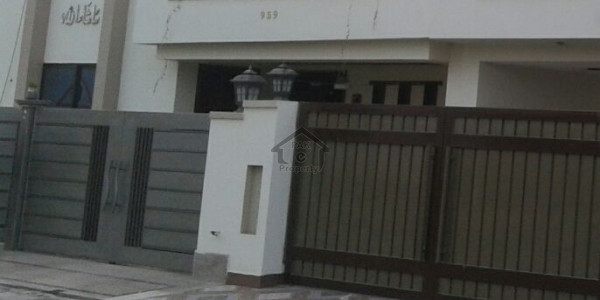 PGECHS - 1 Kanal House 5 bedroom attach bathroom double tv loung double d dianing double kitchen 6 car place pourch good location