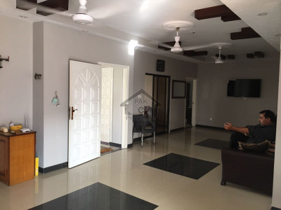 Pent house 4 bedrooms 300 sqr. yards maqboolabad