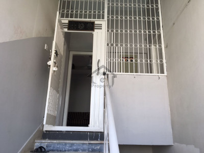 Pent house 4 bedrooms 300 sqr. yards maqboolabad