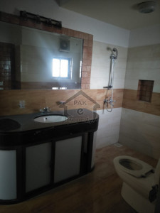 5 bedroom  bathrooms  kitchen tv lounge drawing and dining tares