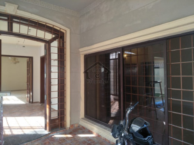 5 bedroom  bathrooms  kitchen tv lounge drawing and dining tares