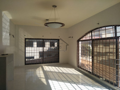 5 bedroom  bathrooms  kitchen tv lounge drawing and dining tares