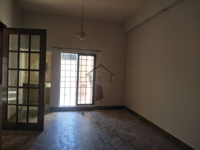 5 bedroom  bathrooms  kitchen tv lounge drawing and dining tares