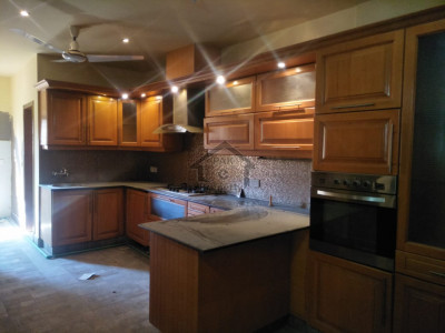 5 bedroom  bathrooms  kitchen tv lounge drawing and dining tares