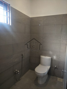 5 bedroom  bathrooms  kitchen tv lounge drawing and dining tares